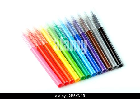 Mehrfarbige Filzstifte, Markierungen auf einem weißen, isolierten Hintergrund. Regenbogenfarben Gesamtplan, Draufsicht. Stockfoto