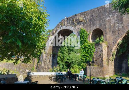 Dreifache Bogenbrücke über den Fluss Sella, Cangas de Onis, Asturien, Spanien. Die Brücke ist lokal als Römerbrücke bekannt. Obwohl es o gebaut wurde Stockfoto