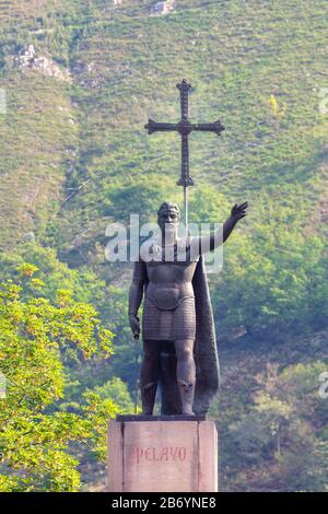 Statue des Pelagius von Asturien, auf Spanisch bekannt als Pelayo at, Covadonga, Asturien, Spanien. Pelagius von Asturien, ca. 685 - 737, westgotischer Edelmann WH Stockfoto