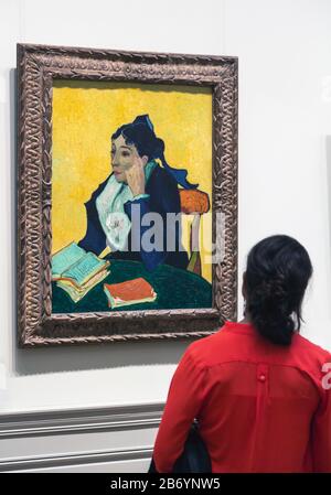 Besucher, die L'Arlésienne bewundern: Madame Joseph-Michel Ginoux, von Vincent van Gogh im Metropolitan Museum of Art, New York City, New York Stockfoto