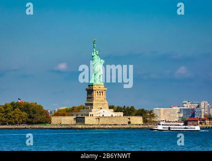 Freiheitsstatue auf Liberty Island, New York, New York State, Vereinigte Staaten von Amerika. Die 151 Fuß oder 46 Meter hohe Statue war ein Geschenk an die USA f. Stockfoto