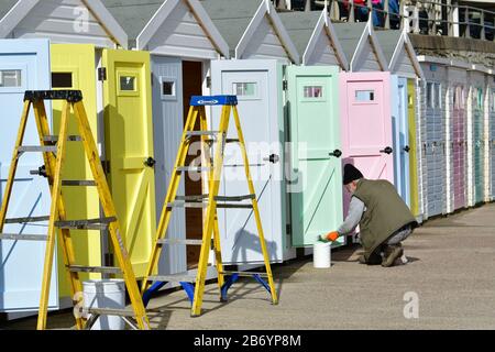 Lyme Regis, Dorset. März 2020. Wetter in Großbritannien. Lyme Regis Strand an einem sonnigen und sehr kalten Nachmittag. Neu erstandene Strandhütten als PaintedPicture Credit Robert Timoney/Alamy/Live/News Stockfoto