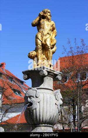 goldener neptune Brunnen in laibach Stockfoto