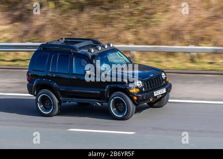 2007 Black Jeep Cherokee CRD Sport Auto; Großbritannien Fahrzeugverkehr, Transport, moderne Fahrzeuge, Salonwagen, bewegliche Fahrzeuge, Fahrzeug, Straßen, Motoren, Fahren auf der Autobahn M6 Stockfoto