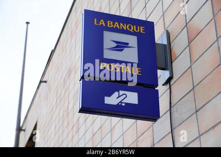 Bordeaux, Aquitanien / Frankreich - 12 28 2019 : la poste Banque postale Shop französische Postlogo-Bank an der Büroladenschilderwand Stockfoto