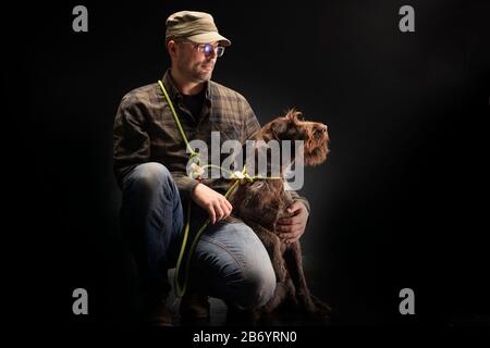 Deutscher Wirehaariger Zeiger und sein Trainer. Stockfoto