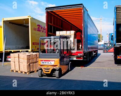 Füllung eines Containers am CTT Container Terminal Tollerort und DCP Container Packing Center im Hamburger Hafen. Stockfoto