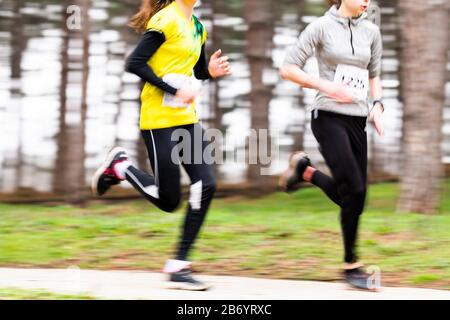 Zwei sportliche Frauen laufen im Freien.Joggingstrecke im Park. Stockfoto