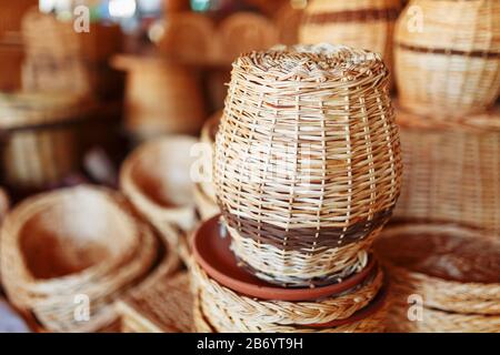 Handgefertigte Korbkörbe, Gegenstände und Souvenirs auf dem Straßenhandwerksmarkt. Korbkörbe in einem Straßenmarkt Stockfoto