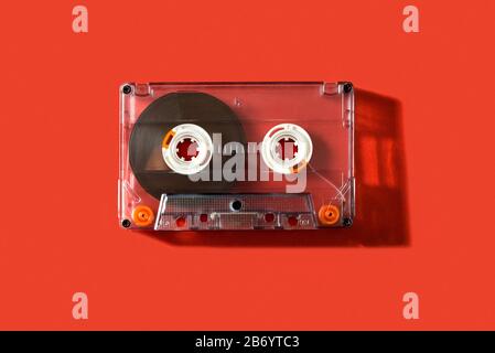 Altes Vintage-Kassettenband auf rotem Hintergrund Stockfoto