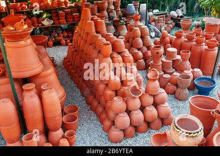 Handgefertigtes Keramikgeschirr aus Ton in brauner Terrakottafarbe. Tassen Souvenirs auf dem Straßenhandwerksmarkt Stockfoto