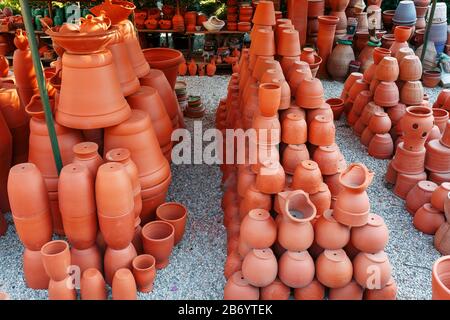 Handgefertigtes Keramikgeschirr aus Ton in brauner Terrakottafarbe. Tassen Souvenirs auf dem Straßenhandwerksmarkt Stockfoto