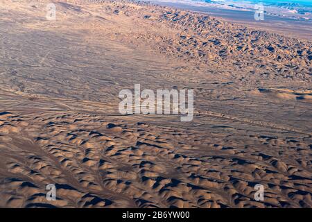 Luftbild einer Straße, die die Atacama-Wüste, Chile, durchquert Stockfoto