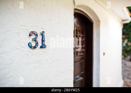 Die Hausnummer 31 ist die Hausnummer an der weißen Keramikwand. Alte Mittelstraße. Alterskonzept Stockfoto
