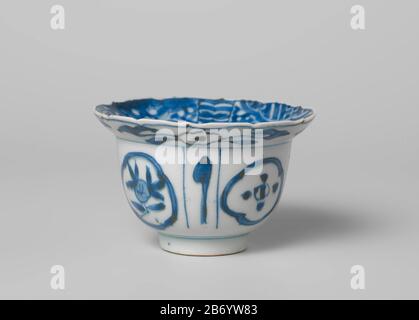 Klapmuts kom met een vogel op een rots bij blüende planten en een vakdecoratie kleine klammuts kom van porselein met een spreidende, accoladevormige Rand, beschilderd in onderglazuur blauw. OP de bodem een vogel op een rots bij blüende planten (aster, lotus). De binnenwand wird in brede en smalle vakken met blüende planten, geluksvoorwerpen en strikken vertonen. De buitenwand ist in brede en smalle vakken met een bloemtak of een geluksscool in een gelobd cartouche. Twee-Chips in de Rand. We need to the reception of the craakporselein. Blauw-wit. Hersteller: Topf Stockfoto