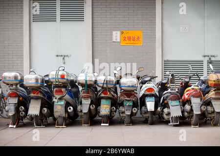 Shanghai, China - Motorräder in einer Parkzone in der Innenstadt. Stockfoto