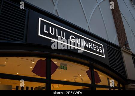 Namensbrett der Designermarke Lulu Guinness über der Ladenfront im Gunwharf Quays Einkaufszentrum, Portsmouth, Hampshire, Südküste Englands Stockfoto