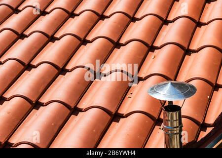 Hintergrund mit dem Ziegeldach. Alte rote rustikale Fliesen. Stockfoto