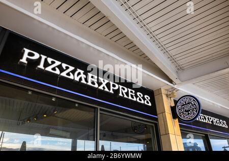 Äußeres und Namensschild des italienischen Restaurants Pizza Express im Einkaufszentrum Gunwharf Quays, Portsmouth, Hampshire, Südküste Englands Stockfoto