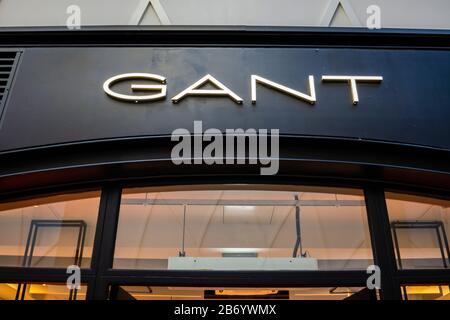 Namensbrett von Gant, Kleiderhändler, über der Ladenfront im Gunwharf Quays Einkaufszentrum, Portsmouth, Hampshire, Südküste Englands Stockfoto