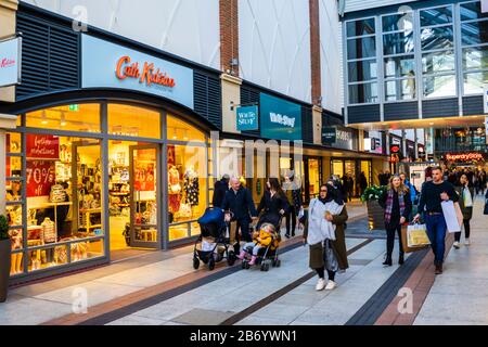 Shop Fronts in dem geschäftigen Einkaufszentrum in Gunwharf Quays, Portsmouth, Hampshire, Südküste Englands Stockfoto