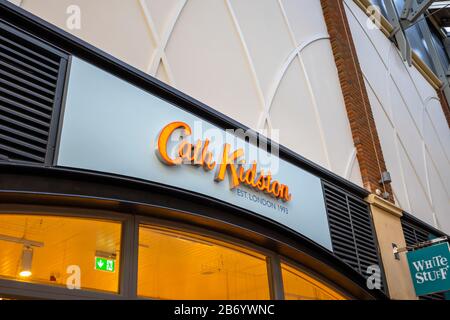 Namensbrett von Cath Kidston über der Ladenfront im Einkaufszentrum Gunwharf Quays, Portsmouth, Hampshire, Südküste Englands Stockfoto