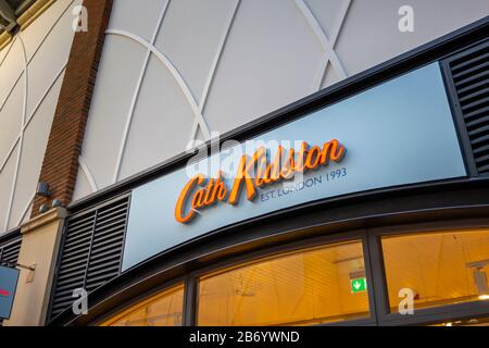 Namensbrett von Cath Kidston über der Ladenfront im Einkaufszentrum Gunwharf Quays, Portsmouth, Hampshire, Südküste Englands Stockfoto