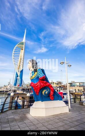 Aushängeschild von der "HMS Marlborough" und dem "Emirates Spinnaker Tower", einem Wahrzeichen an der Küste, Gunwharf Quays, Portsmouth Harbour, Hampshire, Südengland Stockfoto