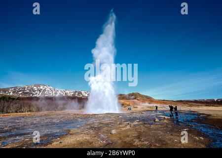 Der ausbrechende Stokkur Geysir an einem sonnigen Tag, Gelegen in der Route des Goldenen Kreises, Island Stockfoto