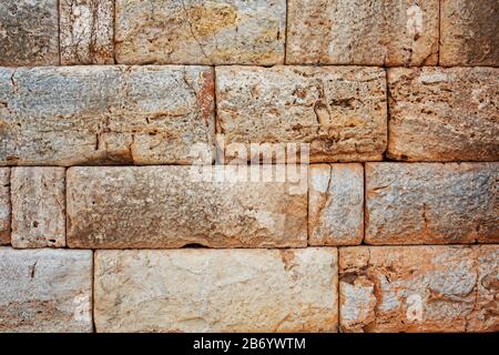 Textur einer Steinwand aus großen Blöcken. Elemente des Gebäudes der Antike. Vollbildtextur Stockfoto