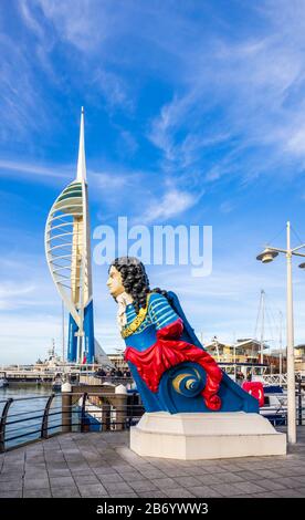 Aushängeschild von der "HMS Marlborough" und dem "Emirates Spinnaker Tower", einem Wahrzeichen an der Küste, Gunwharf Quays, Portsmouth Harbour, Hampshire, Südengland Stockfoto