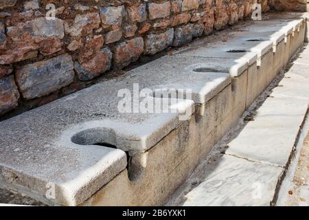 Alte römische öffentliche Latrinen in ephesus, Antik genel Tuvalet Latrin, Türkei Stockfoto