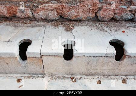 Alte römische öffentliche Latrinen in ephesus, Antik genel Tuvalet Latrin, Türkei Stockfoto