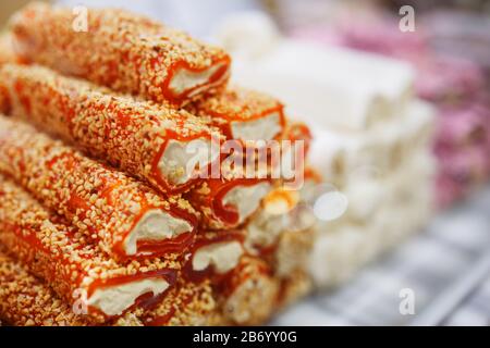 Östliche Süßigkeiten, Süßwaren auf der Theke, Sherbet, Dzhezerye, Halva, Türkische Delight Baklava. Istanbul ist die Hauptstadt der Türkei Stockfoto