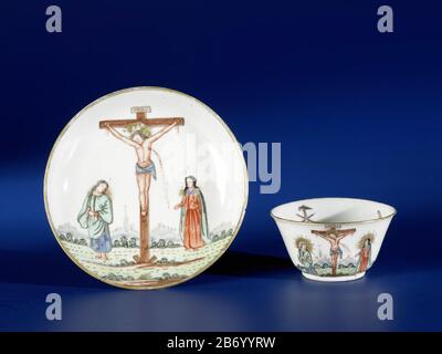 Klokvormige kope en schotel met de Kruisiging en Johannes de Evangelist en Maria Magdalena Klokvormige kop en schotel van porselein, beschilderd op het glazuur in blauw, rood, groen, bruin, zwart en goud. OP de voorzijde van de schotel de Kruisiging traf Johannes de Evangelist en Maria Magdalena naast het kruis. De op met dezelfde decoratie met op de buiten- en binnenzijde passewerktuigen. Europese voorstelling in Emailkleuren. Hersteller : Pottenbakker: AnoniemPlaats Herstellung: China dating: CA. 1.740 - ca. 1760School/stijl: Qing-Dynastie (1644-1912) / Qianlong-periode (1736-1795) Physic Stockfoto