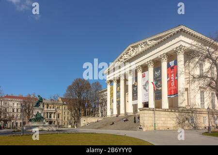 Menschen, die an einem sonnigen Frühlingnachmittag auf den Stufen des ungarischen Nationalmuseums in Budapest, Ungarn sitzen Stockfoto