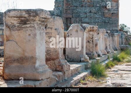 Säulen von Bauelementen, Teilen der Ruinen und der Antike. Stadt Hierapolis, Türkei Stockfoto