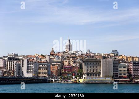 ISTANBUL, Türkei - 21 Juni, 2019: Luftaufnahme auf Häuser und öffentliche Gebäude bei Istanbul, Türkei. Istanbul ist eine Stadt in der Türkei mit mehr als 15 Stockfoto