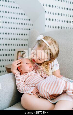 Nahaufnahme Porträt von zwei Schwestern sitzen zusammen in einem Schaukelstuhl Stockfoto