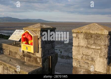 Am späten Abend Sonne an der Promenadenwand mit Blick auf die Dundalk Bay im Küstendorf Blackrock in der Nähe von Dundalk, County Louth, Irland. Stockfoto