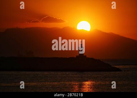 Manila City, National Capital Region, Philippinen. März 2020. Sonnenuntergang über einem Leuchtturm in der Bucht von Manila. Der philippinische Präsident Duterte kündigte einen Stopp der Inlandsflüge, der See- und Flugreisen von und nach Manila sowie der Quarantänemaßnahmen in der Gemeinde an, in dem er eine "Sperrung" der Hauptstadt nannte, um die Ausbreitung von Coronavirus zu verhaften. Kredit: George Buid/ZUMA Wire/Alamy Live News Stockfoto