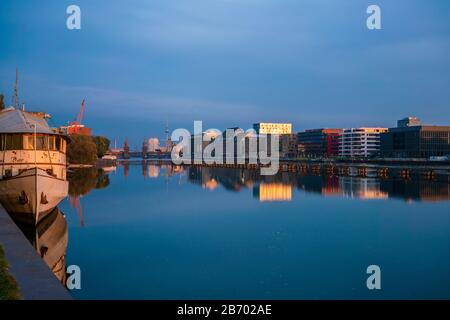 Spree bei Osthafen früh morgens mit Reflexion Stockfoto