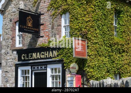 Ivy-clad Country Restaurant mit façade-Beschilderung im alten Stil und Benzinpumpe im Clenaghan's Restaurant, Aghalee, County Antrim, Nordirland. Stockfoto