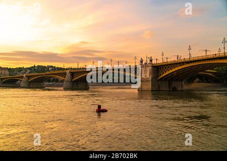 Margaretenbrücke Margit versteckte sich bei Sonnenuntergang auf der donau Stockfoto