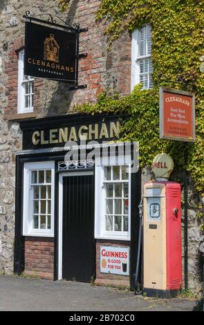 Holzladen im alten Stil mit Benzinpumpe der Marke Old Shell außerhalb der mit Efeuwänden verkleideten Wand, Teil von Clenaghan's Restaurant, einem Landrestaurant Aghalee. Stockfoto