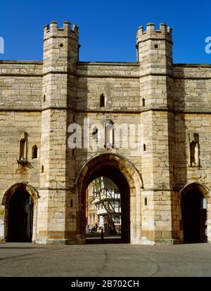 Lincoln Cathedral Exchetrgate Arch vom West End der Kathedrale mit Blick auf die Stadt. Stockfoto