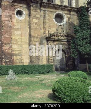 PUERTA DE CAPILLA LATERAL. LAGE: CATEDRAL DE SAN SALVADOR-EXTERIEUR. Oviedo. ASTURIEN. SPANIEN. Stockfoto