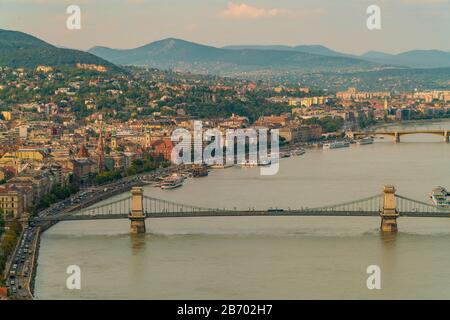 Blick von oben auf Budapest mit Kettenbrücke und donau im Sommer Stockfoto