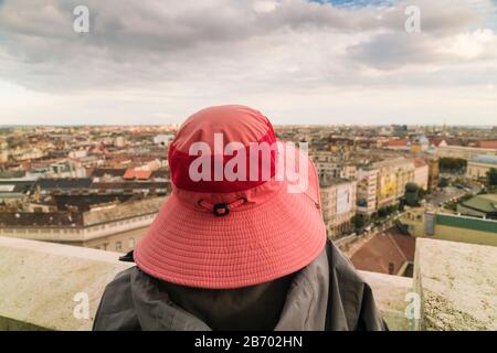 Dame mit Hut und Blick auf Budapest von der St.-stephans-Basilika Stockfoto