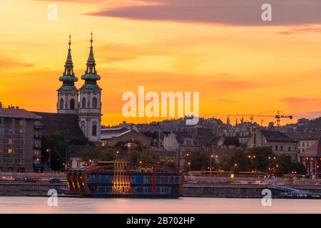 Oberwasser St. Anne's Kirche in Buda in der Nähe von Fischerbastei, Sonnenuntergang Stockfoto